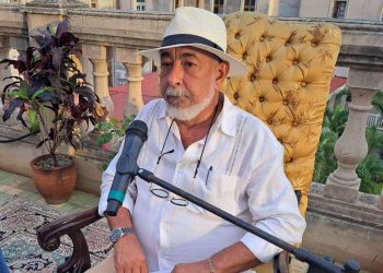 Leonardo Padura durante la presentación simbólica de la edición cubana en el restaurante Yarini, del Barrio San Isidro, La Habana. Foto: Alex Fleites.