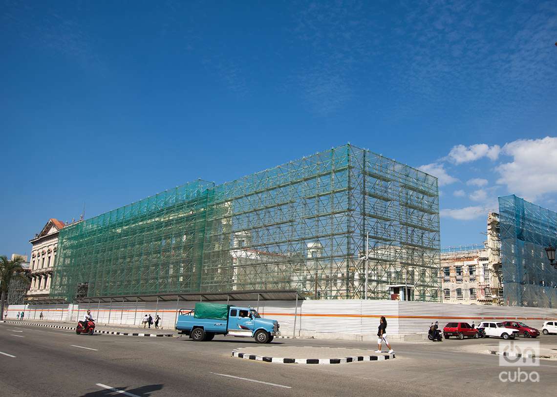 Proyecto de construcción del Hotel Pasaje, al lado del antiguo Teatro Payret. Foto: Otmaro Rodríguez.