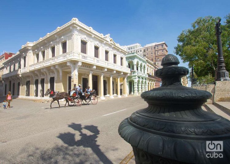 En la vivienda que hace esquina vivió Frank Steinhart, Cónsul General de Estados Unidos en la isla, y dueño de la empresa de los tranvías. Foto: Otmaro Rodríguez.