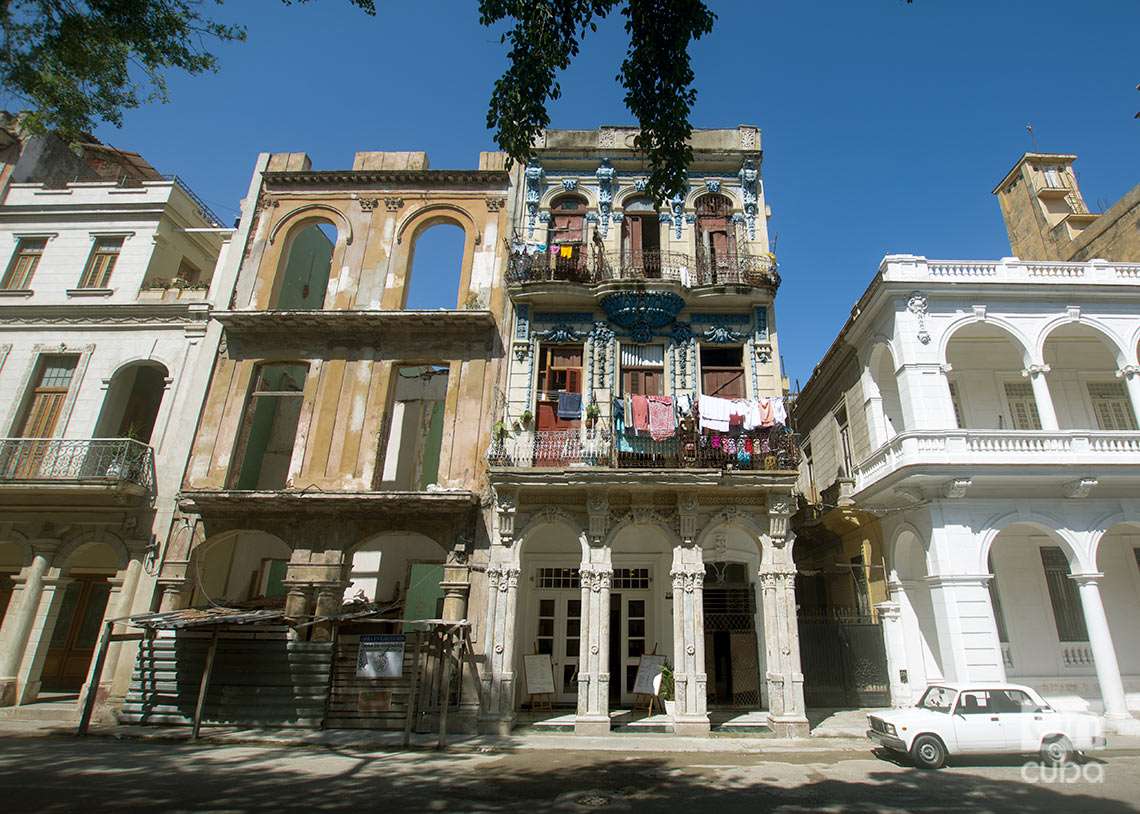 Algunos edificios en mal estado en el entorno del Paseo del Prado, en La Habana. Foto: Otmaro Rodríguez.