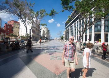 Turistas en el Paseo del Prado, en La Habana. A lña derecha, el hotel Iberostar Grand Packard. Foto: Otmaro Rodríguez.