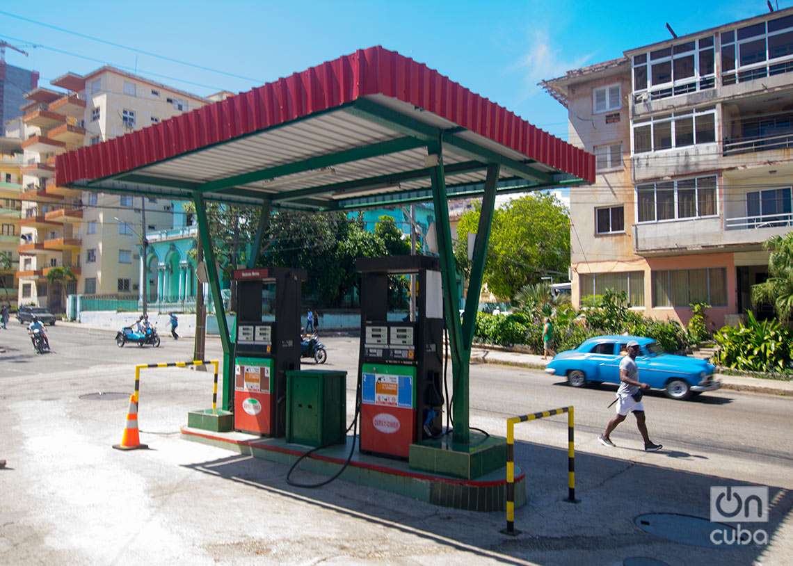 Un auto pasa frente a un servicentro sin combustible, en La Habana. Foto: Otmaro Rodríguez.