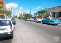 Fila de autos que esperan por combustible, cerca de un servicentro, en La Habana. Foto: Otmaro Rodríguez.