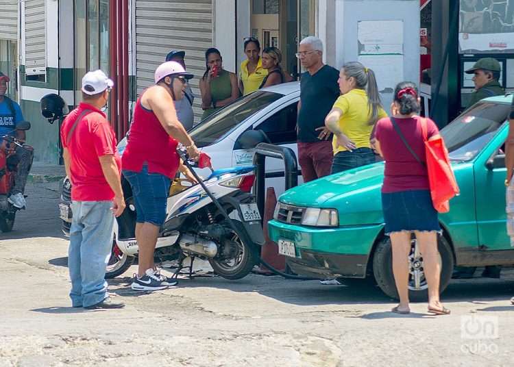 La cantidad de combustible por persona está regulada. Foto: Otmaro Rodríguez