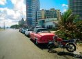 Fila de autos que esperan por combustible, cerca de un servicentro, en La Habana. Foto: Otmaro Rodríguez.