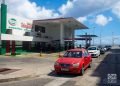 Fila de autos que esperan por combustible en un servicentro, en La Habana. Foto: Otmaro Rodríguez.