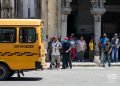 Personas hacen cola para abordar un taxi rutero (Gacela), en La Habana. Foto: Otmaro Rodríguez.