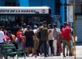 Personas hacen cola para subir a un ómnibus, en La Habana. Foto: Otmaro Rodríguez.