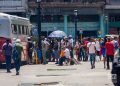 Personas hacen cola para subir a un ómnibus, en La Habana. Foto: Otmaro Rodríguez.