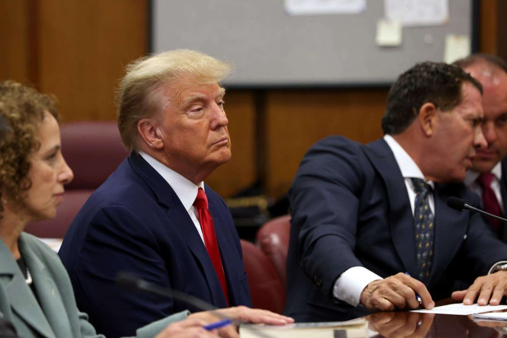 Trump (C) ante la Corte Criminal de Nueva York, el 4 de abril de 2023. Foto: EFE/EPA/Andrew Kelly/POOL.