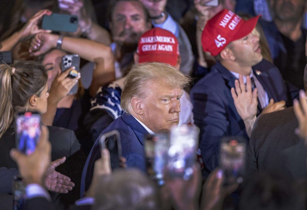 Trump antes de dar un discurso en Mar-a-Lago, Palm Beach, Florida, el 4 de abril de 2023. Foto: EFE/EPA/Cristobal Herrera-Ulashkevich.