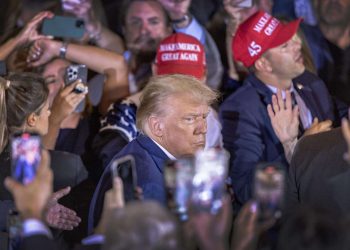 Trump antes de dar un discurso en Mar-a-Lago, Palm Beach, Florida, el 4 de abril de 2023. Foto: EFE/EPA/Cristobal Herrera-Ulashkevich.