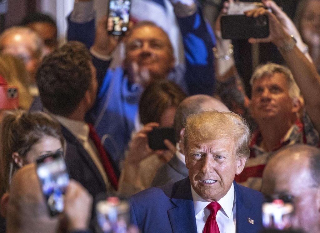 Trump antes de dar un discurso en Mar-a-Lago, Palm Beach, Florida, el 4 de abril de 2023. Foto: EFE/EPA/Cristobal Herrera-Ulashkevich.