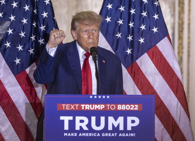 Donald Trump se dirige a su base en Mar-a-Lago, Palm Beach, Florida, el 4 de abril de 2023. Foto: EFE/EPA/Cristobal Herrera-Ulashkevich.