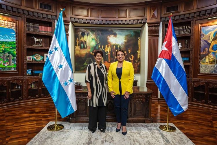 Ena Elsa Velázquez y Xiomara Castro (der). Foto: Honduras Al 100 HN.