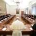 El papa Francisco preside una reunión con los obispos en el Vaticano. Foto: Zenit