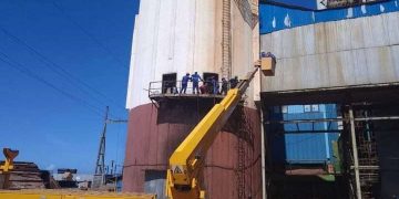 Trabajos de rescate tras un accidente en chimenea de la Central Termoeléctrica Antonio Guiteras, de Matazas. Foto: TV Yumurí / Facebook.