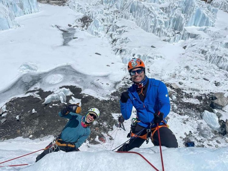 El alpinista cubano Yandy Núñez (der), en su empeño de alcanzar la cima del Monte Everest. Foto: mbl.is