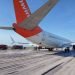 Avión de la aerolínea canadiense Sunwing que aterrizó de emergencia en el aeropuerto de Varadero. Foto: Pedro Rizo Martínez / Facebook.