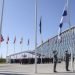 Momento en el que la bandera de Finlandia es izada como símbolo de su entrada a la OTAN. Foto: JOHANNA GERON/EFE/EPA.