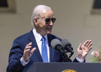 Biden, el lunes 24 de abril , en los jardines de la Casa Blanca. Foto: JIM LO SCALZO/Efe.