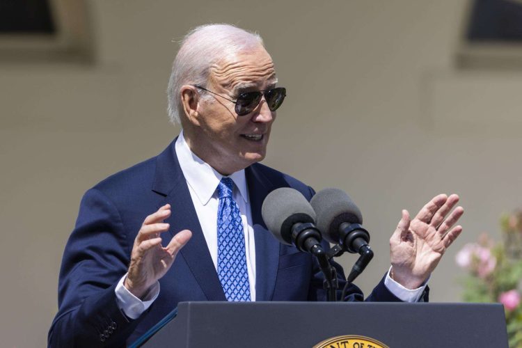 Biden, el lunes 24 de abril , en los jardines de la Casa Blanca. Foto: JIM LO SCALZO/Efe.