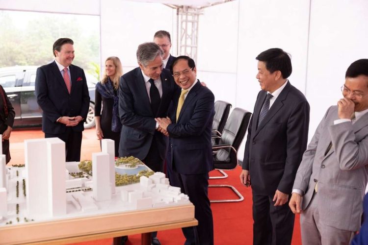 Blinken y Bui Thanh Son junto a la maqueta de la nueva sede diplomática. Foto: @SecBlinken