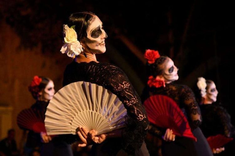 Bailarinas ataviadas como Catrinas, personaje representativo del Día de los Muertos de México. Foto. Casa del Caribe / Facebook.