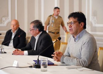 Fotografía cedida por la oficina de prensa de la presidencia de la República del Alto Comisionado para la Paz, Danilo Rueda (d) durante una intervención junto al presidente de Colombia, Gustavo Petro (C) y el jefe del equipo negociador de paz del Gobierno, Otty Patiño, en Bogotá. Foto: Presidencia de Colombia / EFE.