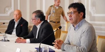 Fotografía cedida por la oficina de prensa de la presidencia de la República del Alto Comisionado para la Paz, Danilo Rueda (d) durante una intervención junto al presidente de Colombia, Gustavo Petro (C) y el jefe del equipo negociador de paz del Gobierno, Otty Patiño, en Bogotá. Foto: Presidencia de Colombia / EFE.