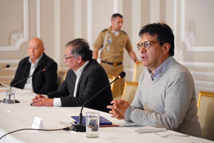 Fotografía cedida por la oficina de prensa de la presidencia de la República del Alto Comisionado para la Paz, Danilo Rueda (d) durante una intervención junto al presidente de Colombia, Gustavo Petro (C) y el jefe del equipo negociador de paz del Gobierno, Otty Patiño, en Bogotá. Foto: Presidencia de Colombia / EFE.