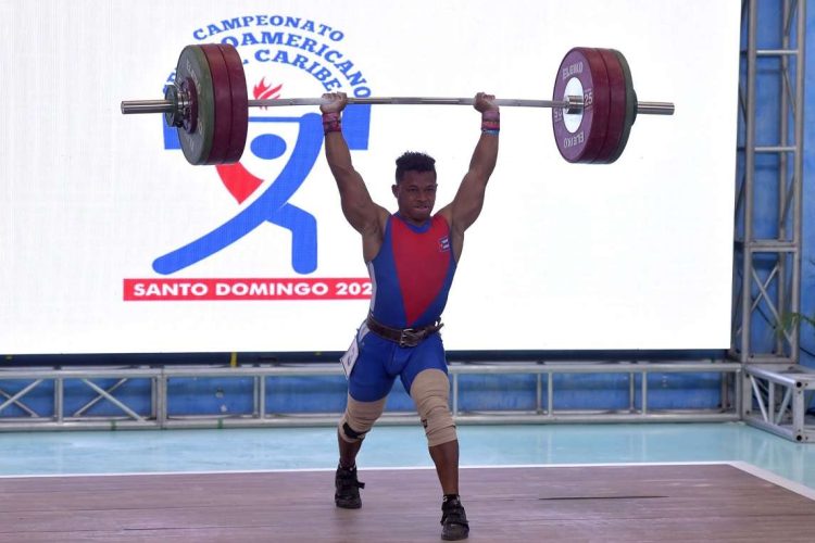 Arley Calderón. Foto: Federación Dominicana de Levantamiento de Pesas/Facebook.