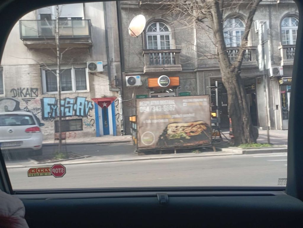 Una bandera cubana vista desde el taxi en Bosnia. Foto: Cortesía del entrevistado.