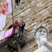 Hope Carrasquilla, junto al alcalde de Florencia, Dario Nardella, desde un balcón cercano a una réplica del David. Foto: @DarioNardella