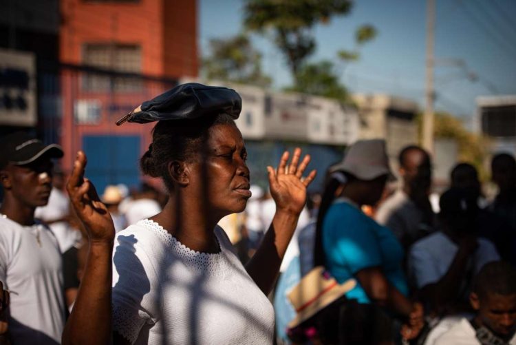 Una mujer participa en el viacrucis como parte de la Semana Santa reciente, en Puerto Principe. Foto: Johnson Sabin/EFE.