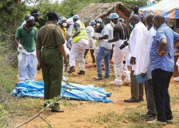 Personal policial y forense exhuma cuerpos de personas relacionadas con una secta religiosa en Kenia.  Foto: STR/EFE/EPA.