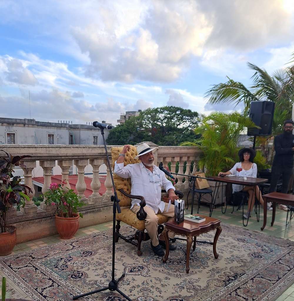 Padura señalando, a sus espaldas, el lugar donde fuera ultimado el más célebre de los proxenetas cubanos de todos los tiempos. Foto: Alex Fleites.
