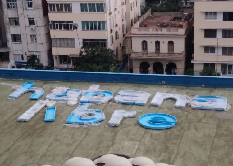 Listas para ser montadas en la fachada del hotel Habana Libre. Foto: Rosy Amaro/Facebook.