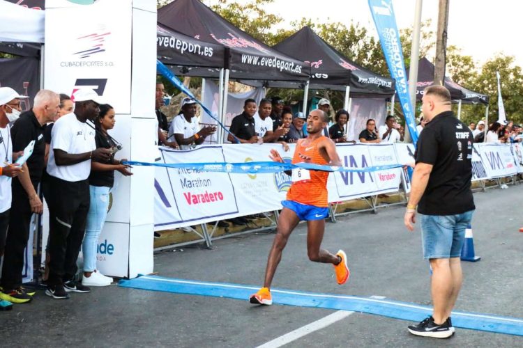 El etíope Tadese Starge Demeke ganó la Maratón de Varadero 2023. Foto: Tomada de @jit_digital