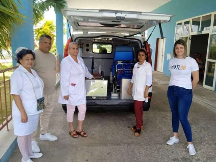 Ambulancia donada por mipymes de La Habana al policlínico de Managua, en la capital cubana. Foto: Dirección Provincial de Salud de La Habana / Facebook.