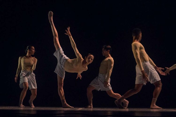 Bailarines de Acosta Danza en Performance, obra de Micaela Taylor. Foto: Lester Vila.