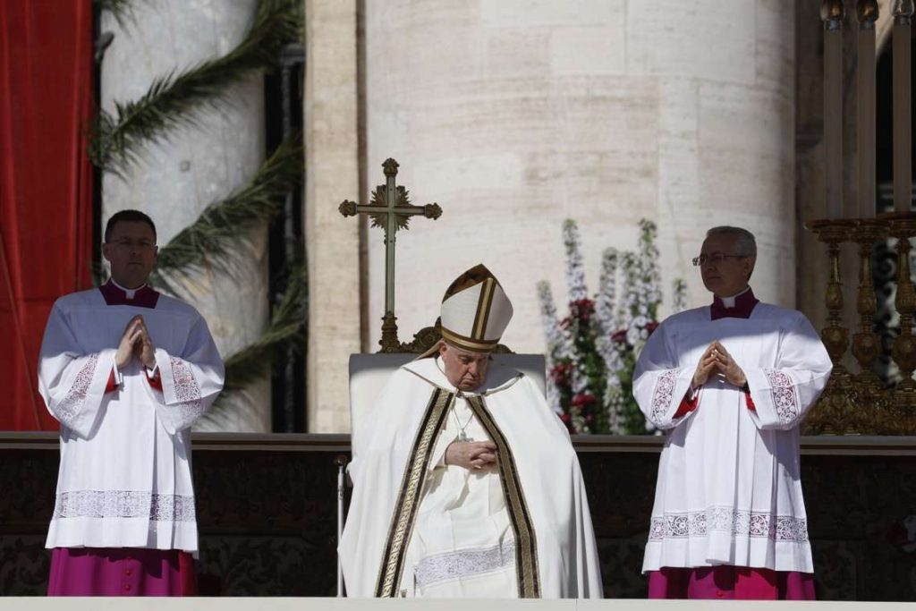 El papa Francisco (c) oficia la misa de Domingo de Resurrección en la plaza de San Pedro del Vaticano, este domingo 8 de abril de 2023. Foto: Fabio Frustaci / EFE.