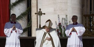 El papa Francisco (c) oficia la misa de Domingo de Resurrección en la plaza de San Pedro del Vaticano, este domingo 8 de abril de 2023. Foto: Fabio Frustaci / EFE.