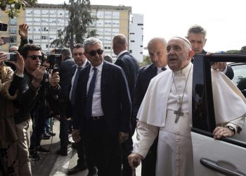 Estaba sonriente, de buen humor y se bajó de su automóvil para saludar antes de dirigirse al Vaticano. Foto: ANGELO CARCONI/ EFE/EPA.