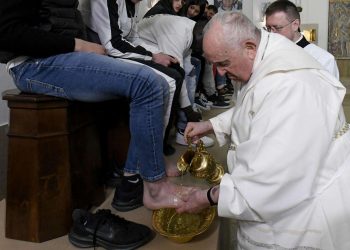 El jueves el papa acudió a una cárcel de menores en la periferia de Roma, donde participó en una misa y además se levantó de su silla de ruedas para lavar los pies de doce presos como recuerdo de la Última Cena. Foto: VATICANO/EFE/EPA.