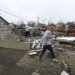 Una mujer pasa frente a un negocio destruido luego de un tornado en Belvidere, Illinois, Estados Unidos, el 1 de abril de 2023. Foto: Matt Marton / EFE.