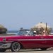 Turistas pasean en un auto clásico por el Malecón de La Habana. Foto: Yander Zamora / EFE.