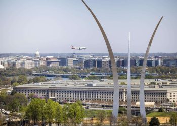 Vista del Pentágono, sede del Departamento de Defensa, tras el Memorial a la Fuerza Aérea, Arlington, Virginia. Foto: JIM LO SCALZO/EFE/EPA.