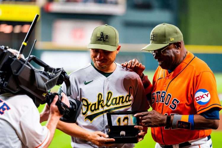 El manager de los Astros, Duty Baker (derecha), entrega el anillo de campeón de la Serie Mundial al cubano Aledmys Diaz. Foto: Evan Triplett/Houston Astros.
