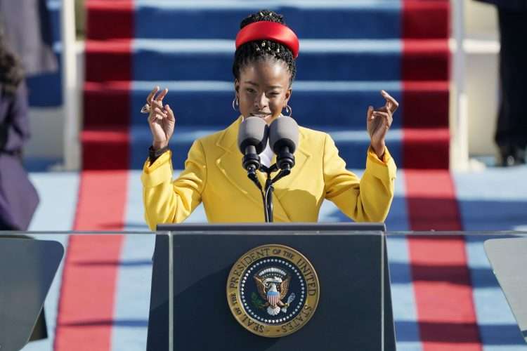 Amanda Gorman en la ceremonia inugural del presidente Biden. Foto: CNN.